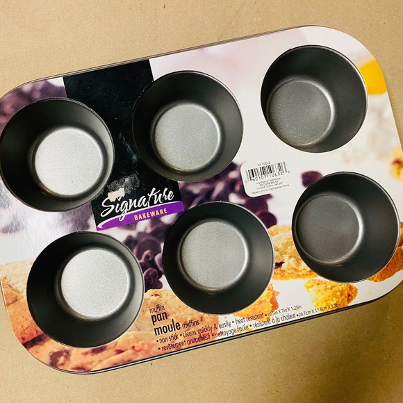 Signature Bakeware Other - Signature Bakeware - 6 muffin/cupcake pan - Brand New and Never Used!